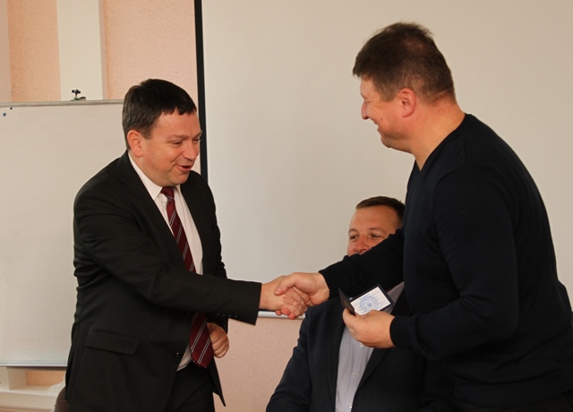 Вручення посвідчення стейкхолдера освітньої програми начальнику управління стратегічного розвитку міста Тернопільської міської ради Дейнеці Ю.П.